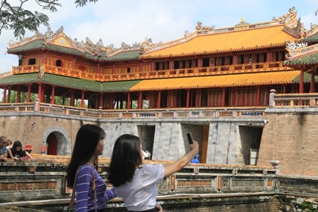 Di tich Hue don gan 50.000 luot khach dip Tet hinh anh