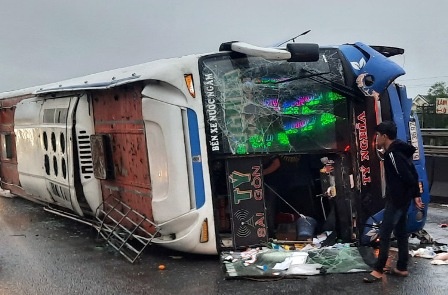 Va dai phan cach, xe khach lat nhao tren quoc lo hinh anh