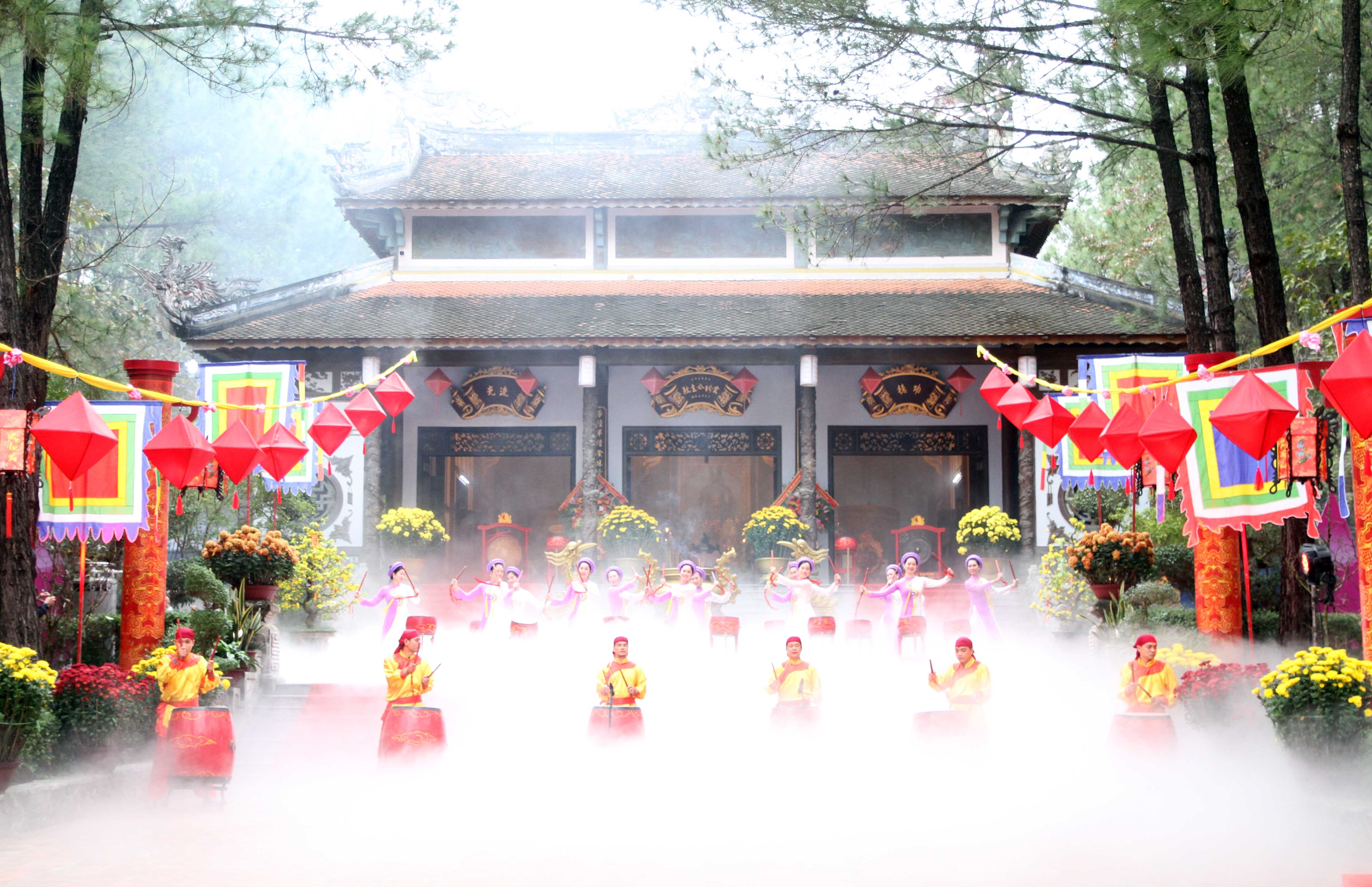 Le hoi den Huyen Tran anh 1