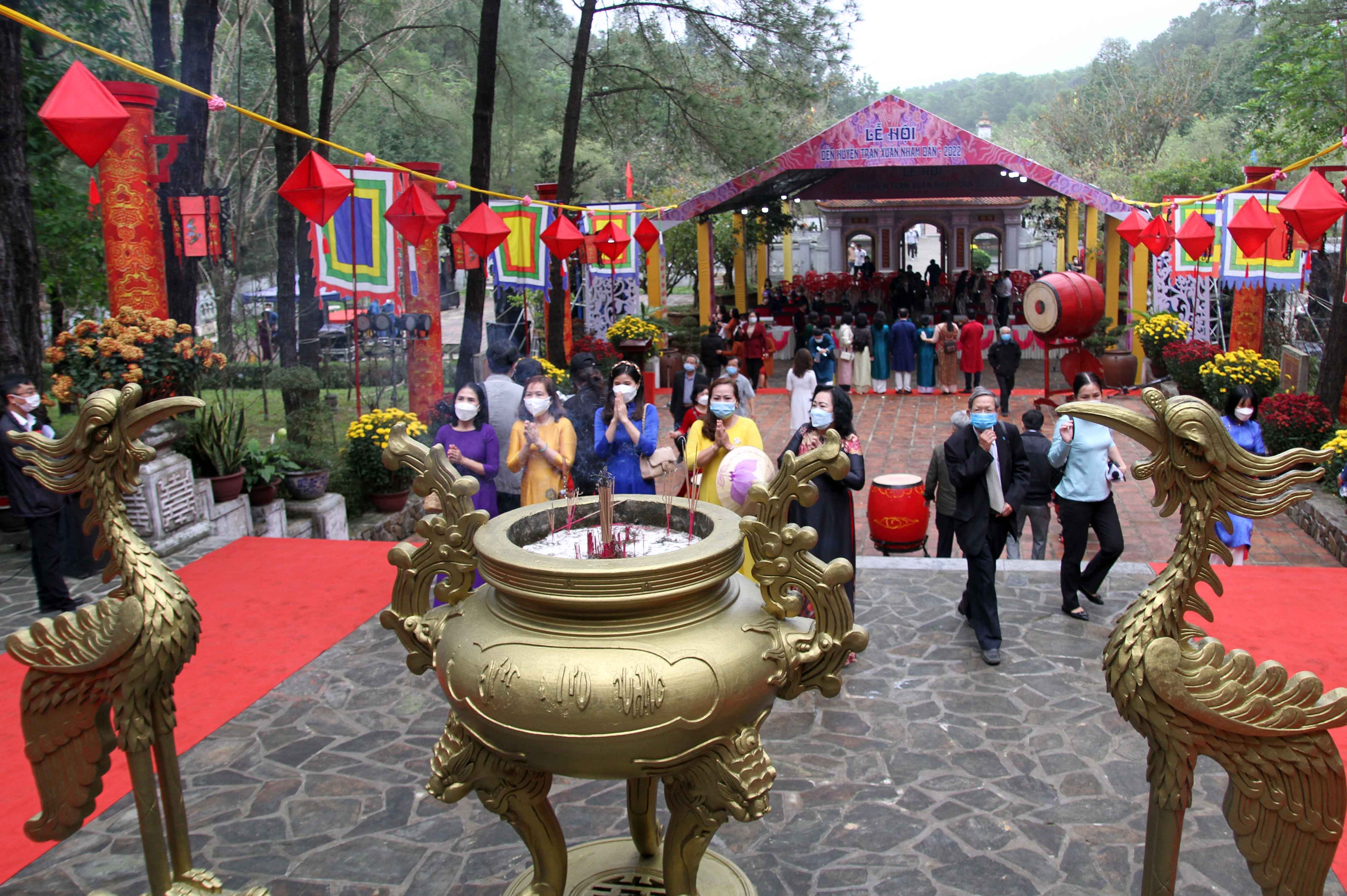 Le hoi den Huyen Tran anh 2