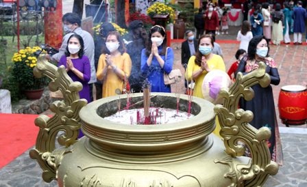 Du khach vieng den Huyen Tran Cong chua dau xuan hinh anh