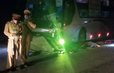 Oto khach doi dau xe may, 2 nguoi tu vong hinh anh