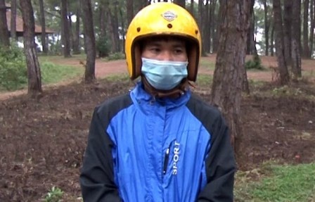 Nam thanh nien khoe 'cua quy' truoc mat du khach hinh anh