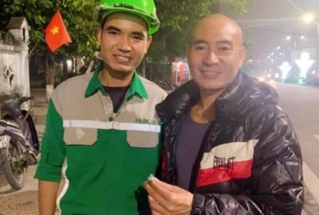 Anh lao cong tra lai nhan kim cuong nhat duoc hinh anh