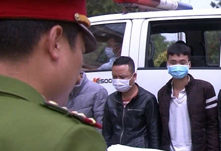 Bat nhom chan xe, chem nguoi giua duong hinh anh