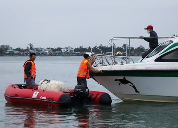 Ca nuoc co hon 200 phuong tien tuong tu cano bi chim tai Cua Dai hinh anh