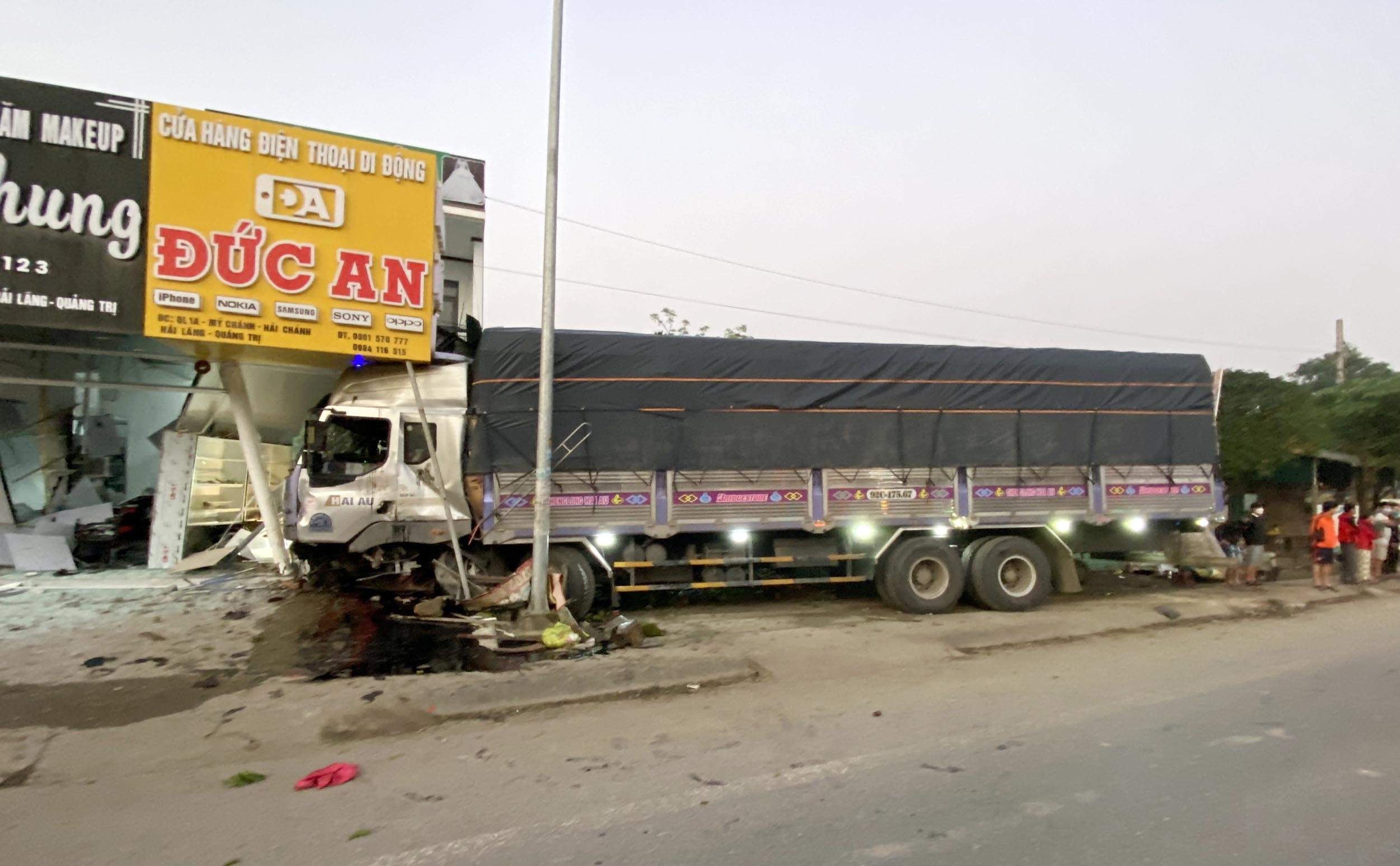 Nu cong nhan tu vong anh 1