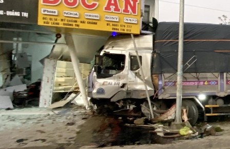 Bi oto tai tong tu vong khi dang dung cho xe hinh anh