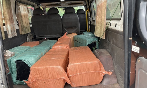 Truy đuổi xe chở pháo lậu ảnh 1 Truy duoi xe cho phao lau anh 1