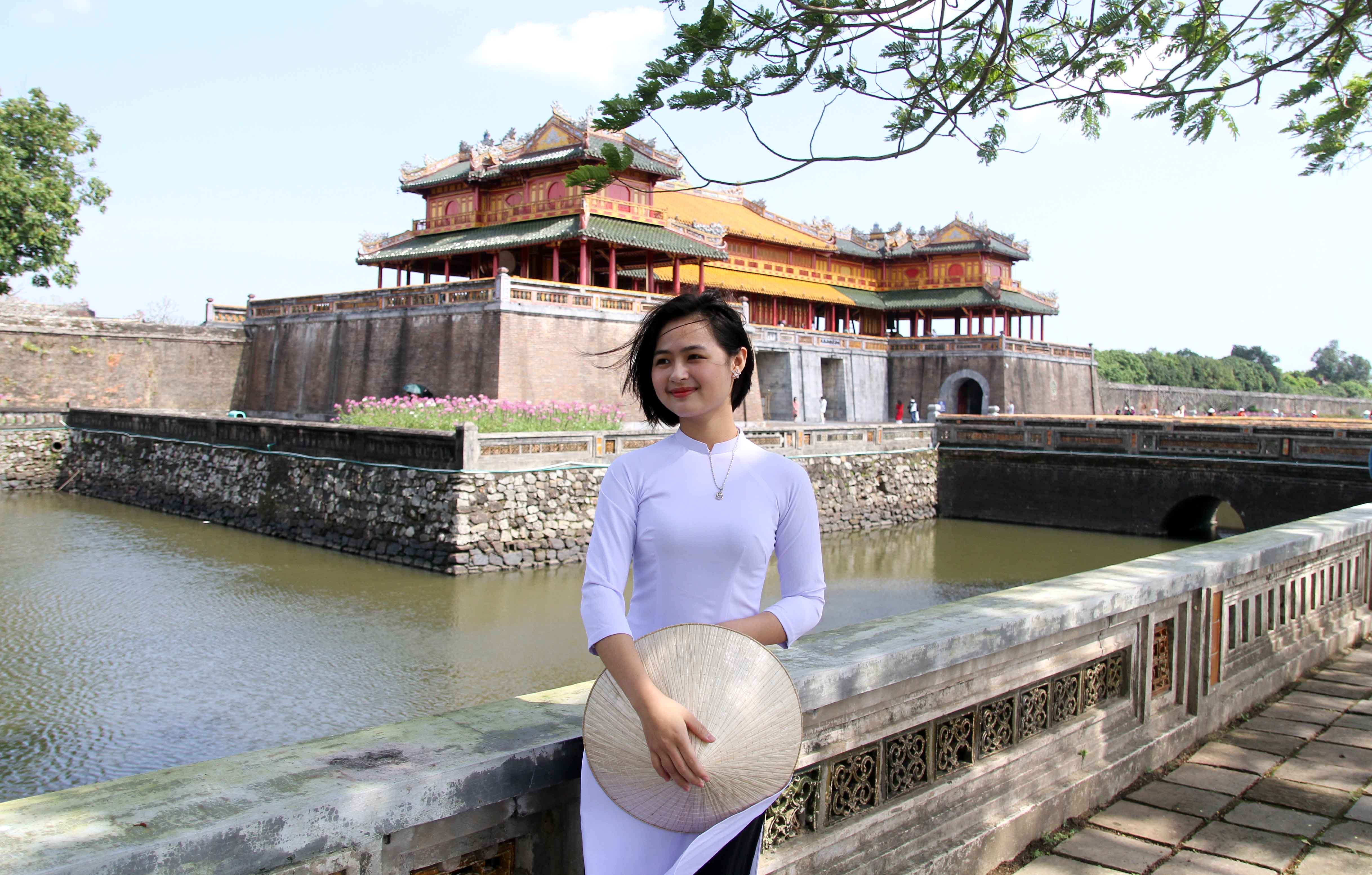 Mac ao dai tham quan anh 2