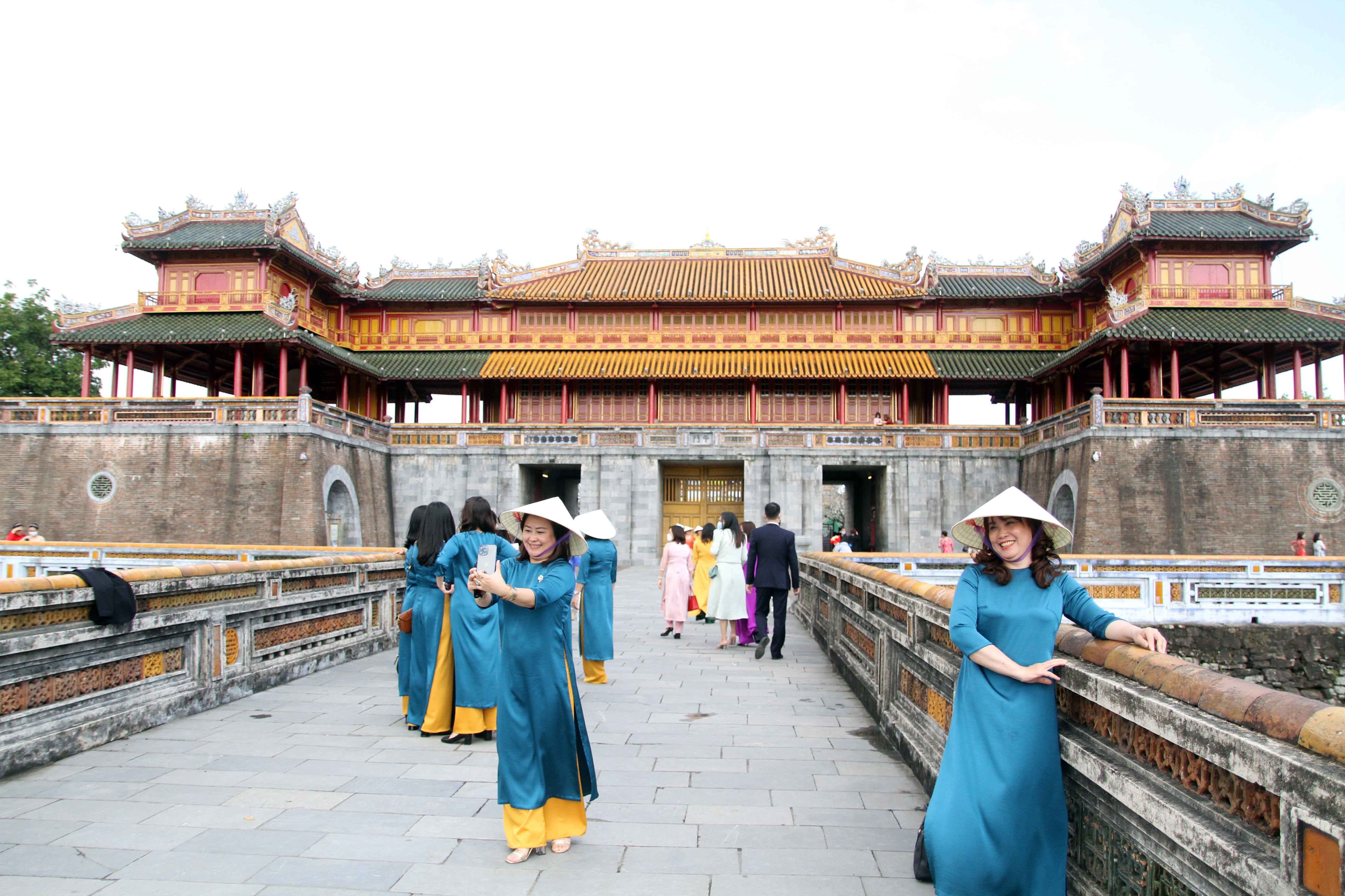 Mac ao dai tham quan anh 1