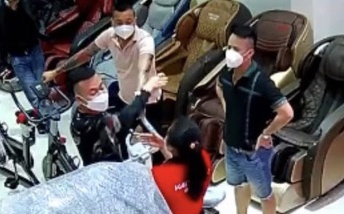 Nhom con do danh nguoi trong cua hang the thao hinh anh