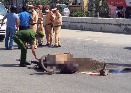 Be gai 10 tuoi tu vong sau va cham voi xe cho be tong hinh anh