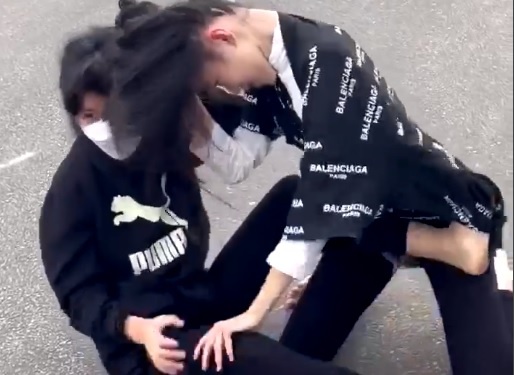 Hai nu sinh danh nhau truoc su co vu cua ban be hinh anh