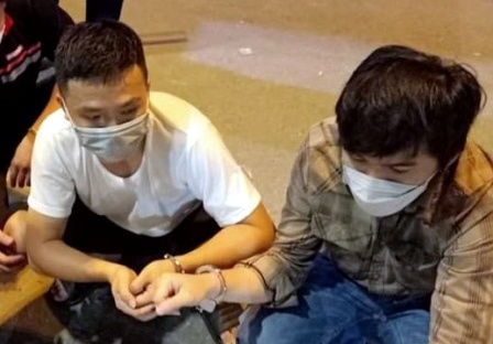 Bat giu nguoi dua len oto ngay giua pho hinh anh