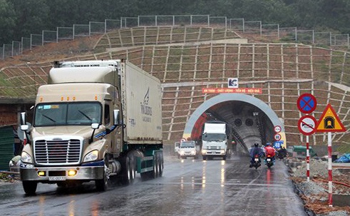 Sua chua ham o Thua Thien - Hue, phuong tien luu thong qua deo hinh anh