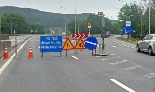 Khong qua ham, tai xe van phai dong phi hinh anh