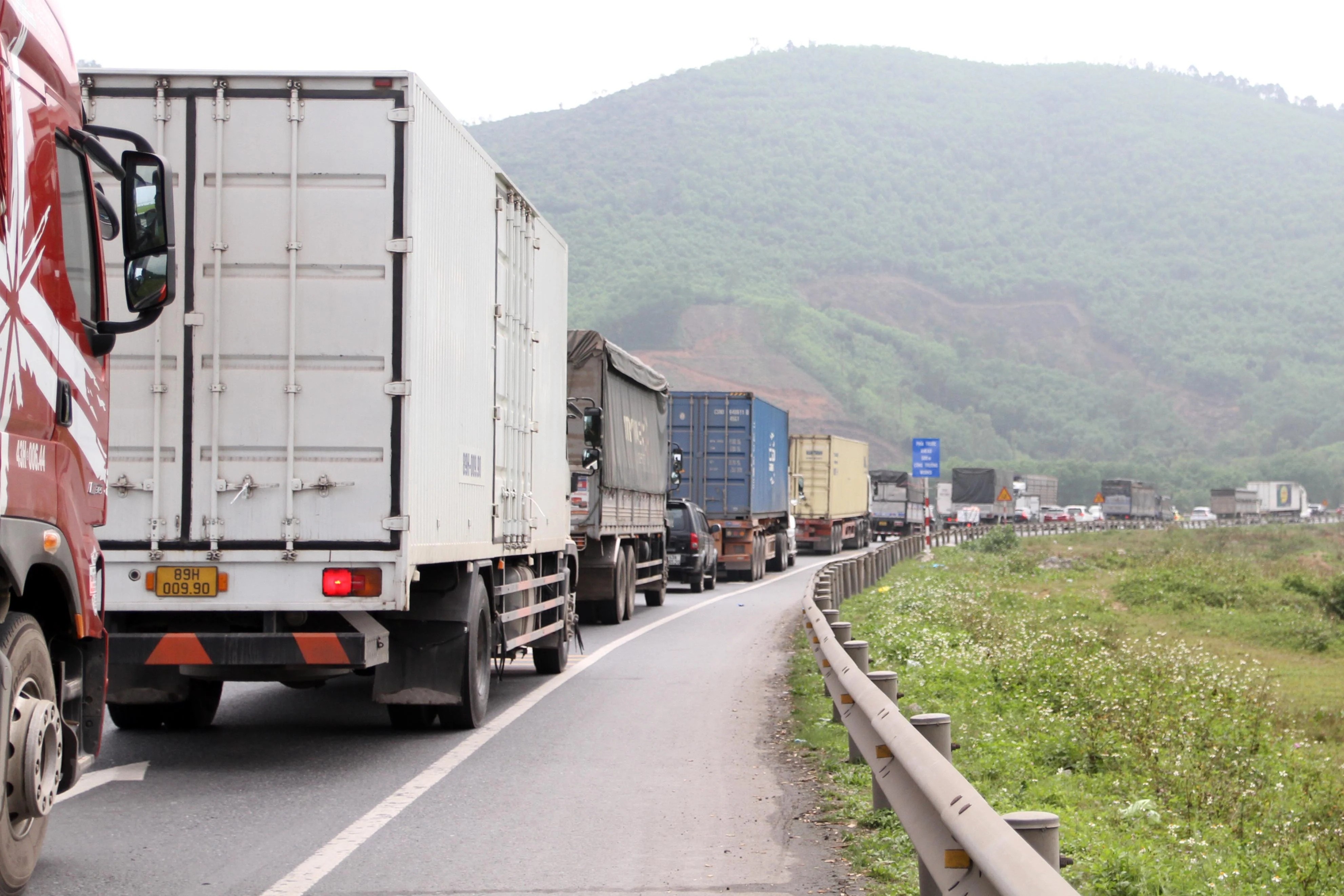 Oto xep hang dai nhieu km cho qua ham Phuoc Tuong hinh anh