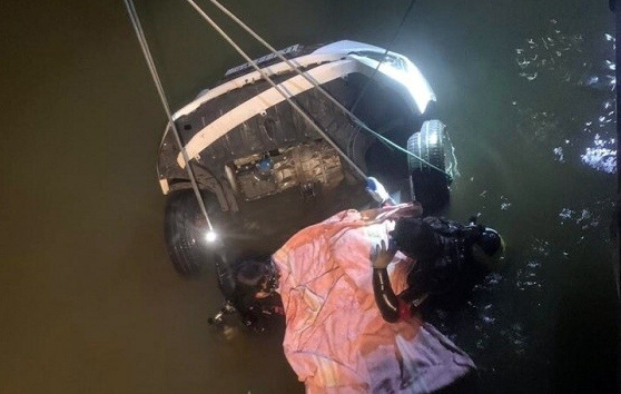 Tai xe tu vong trong oto roi xuong song hinh anh