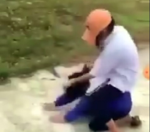 Nu sinh bi danh anh 1