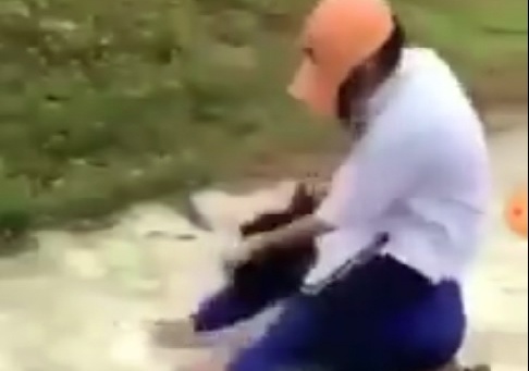 Nu sinh lop 7 bi ban hoc hanh hung giua duong hinh anh