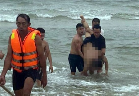 Nam thanh nien duoi nuoc tu vong khi tam bien Cua Viet hinh anh