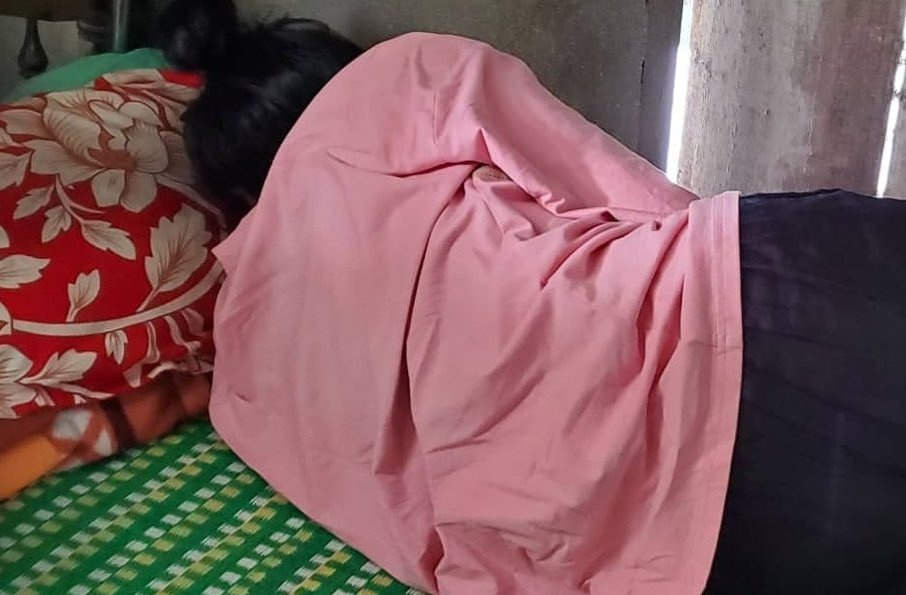 Nu sinh bi danh anh 2