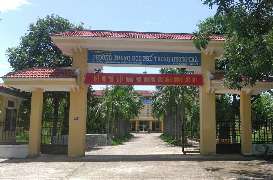 Nu sinh bi danh chan dong nao anh 1