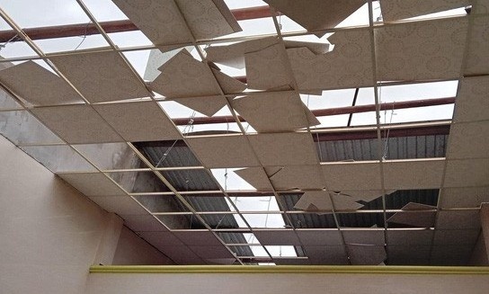 Loc xoay lam 27 ngoi nha toc mai, 4 nguoi bi thuong hinh anh