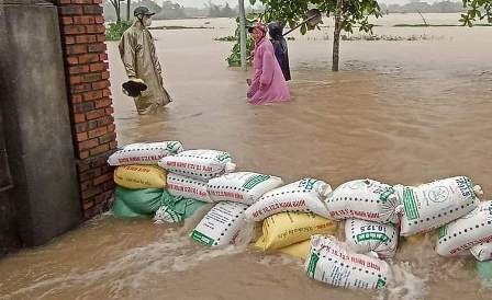 Mua lu gay chia cat nhieu noi, thuy dien xa nuoc de don lu hinh anh