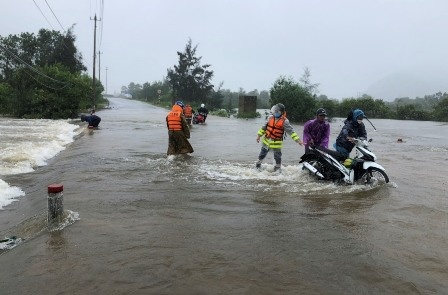 Nguoi phu nu bi nuoc cuon tu vong hinh anh