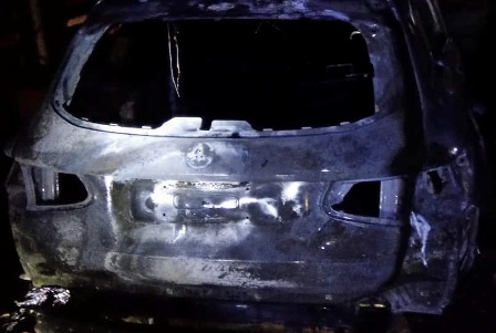 Oto Mercedes bi thieu rui sau vu chay nha dan hinh anh