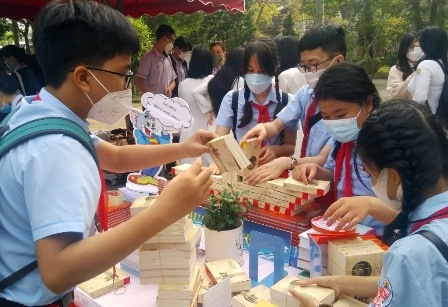 Hoc sinh o Hue tham gia Ngay sach va Van hoa doc hinh anh