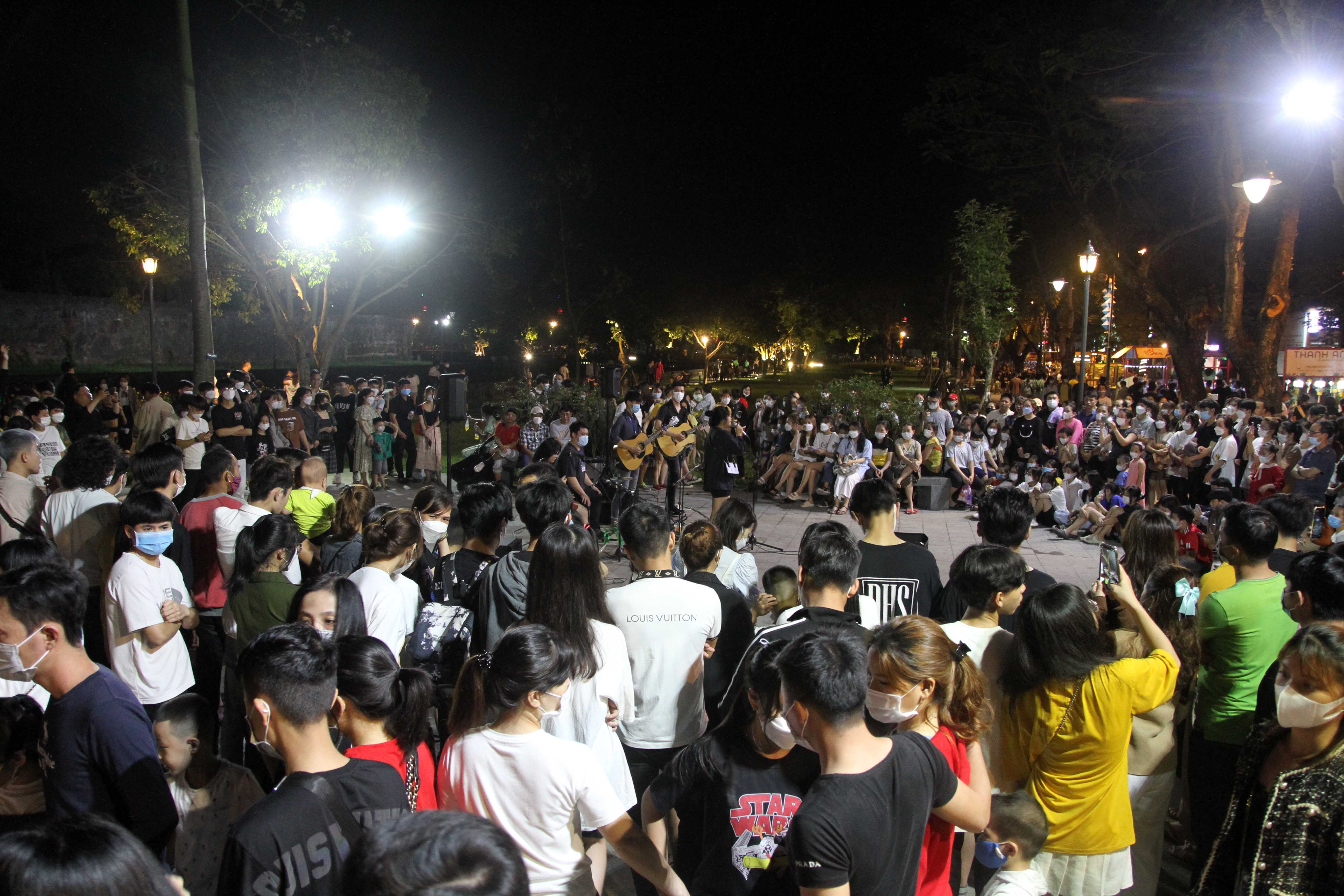 Pho dem Hoang thanh Hue anh 7