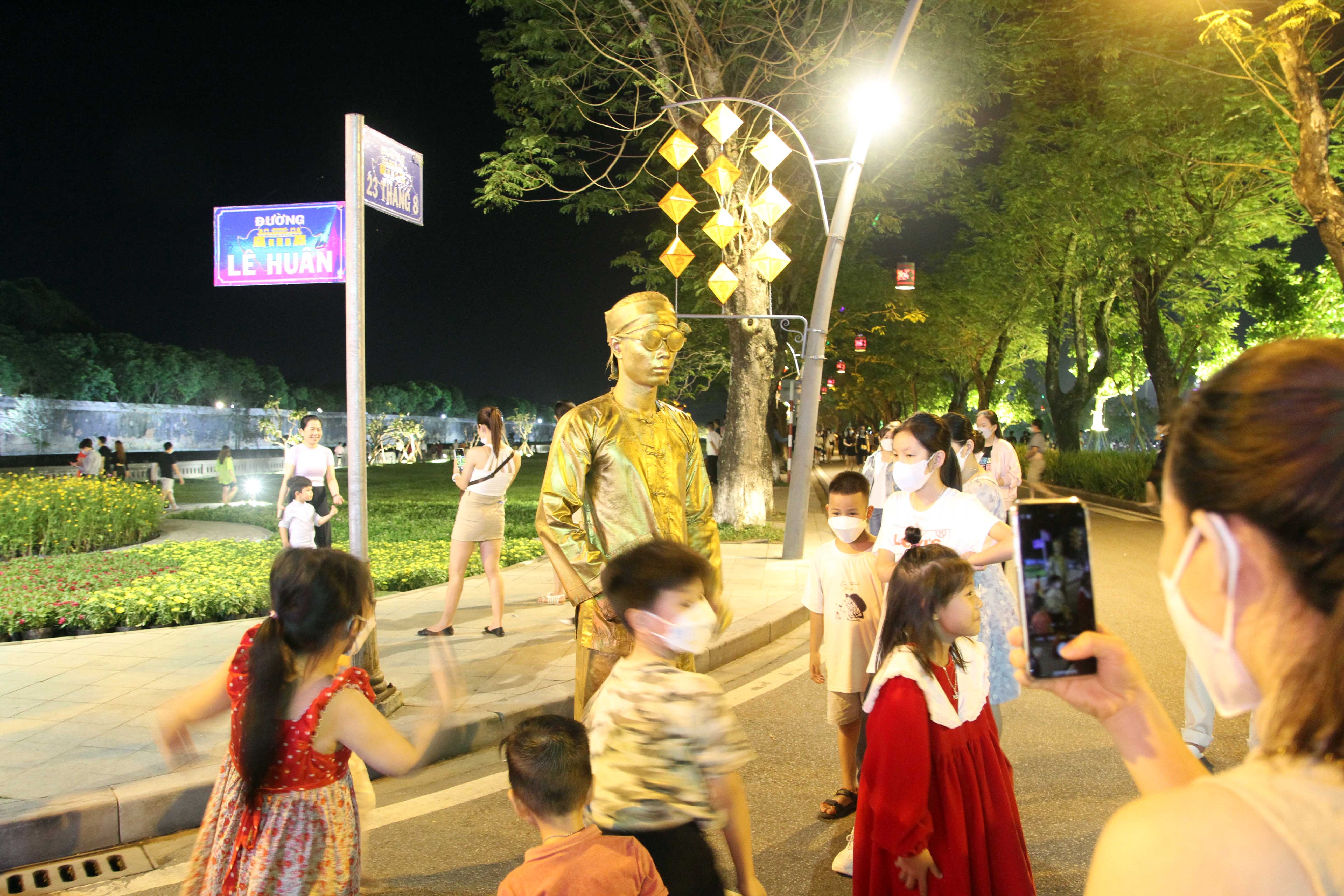 Pho dem Hoang thanh Hue anh 9