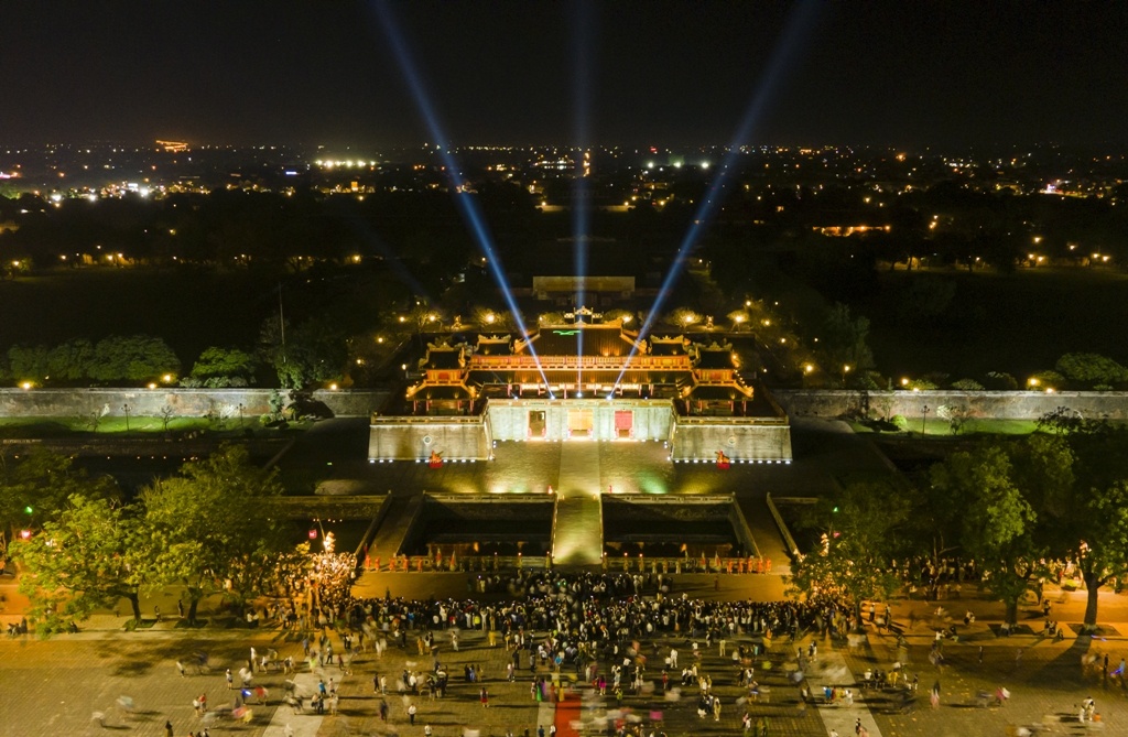 Pho dem Hoang thanh Hue anh 1