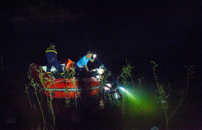 Be trai duoi nuoc anh 1