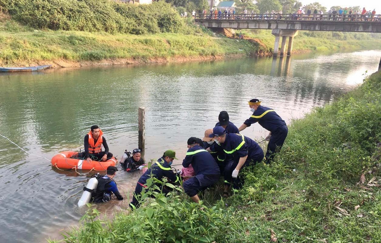 2 nu sinh duoi nuoc anh 1