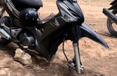 Xac minh vu xe may bi thao mat banh khi de o bai bien hinh anh