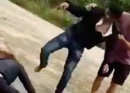 Nguoi phu nu bi chong danh giua duong hinh anh