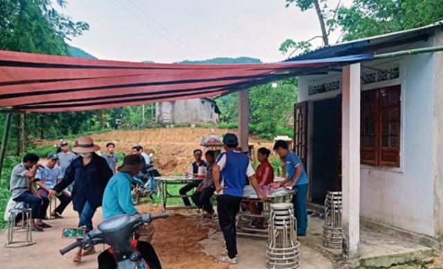 Be trai duoi nuoc anh 1