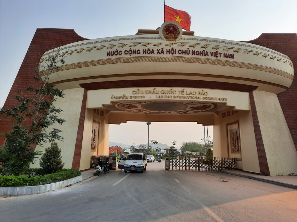 Xuat nhap canh qua Lao anh 1