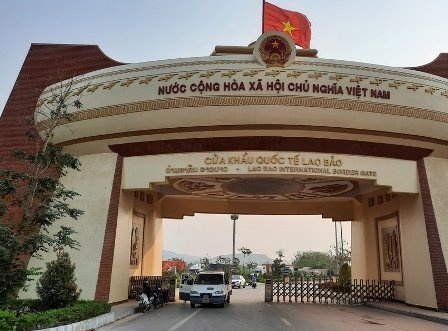 Xuat nhap canh qua Cua khau quoc te Lao Bao tro lai binh thuong hinh anh