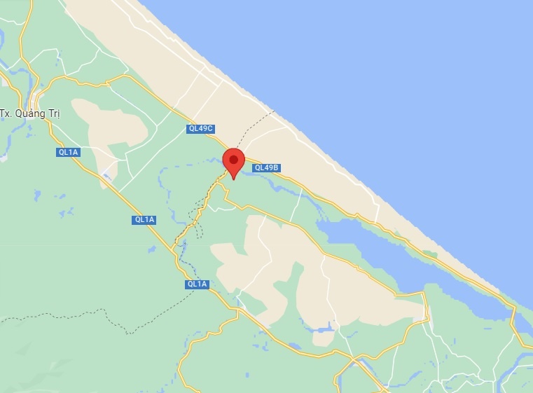 Be trai duoi nuoc khi cau ca anh 1