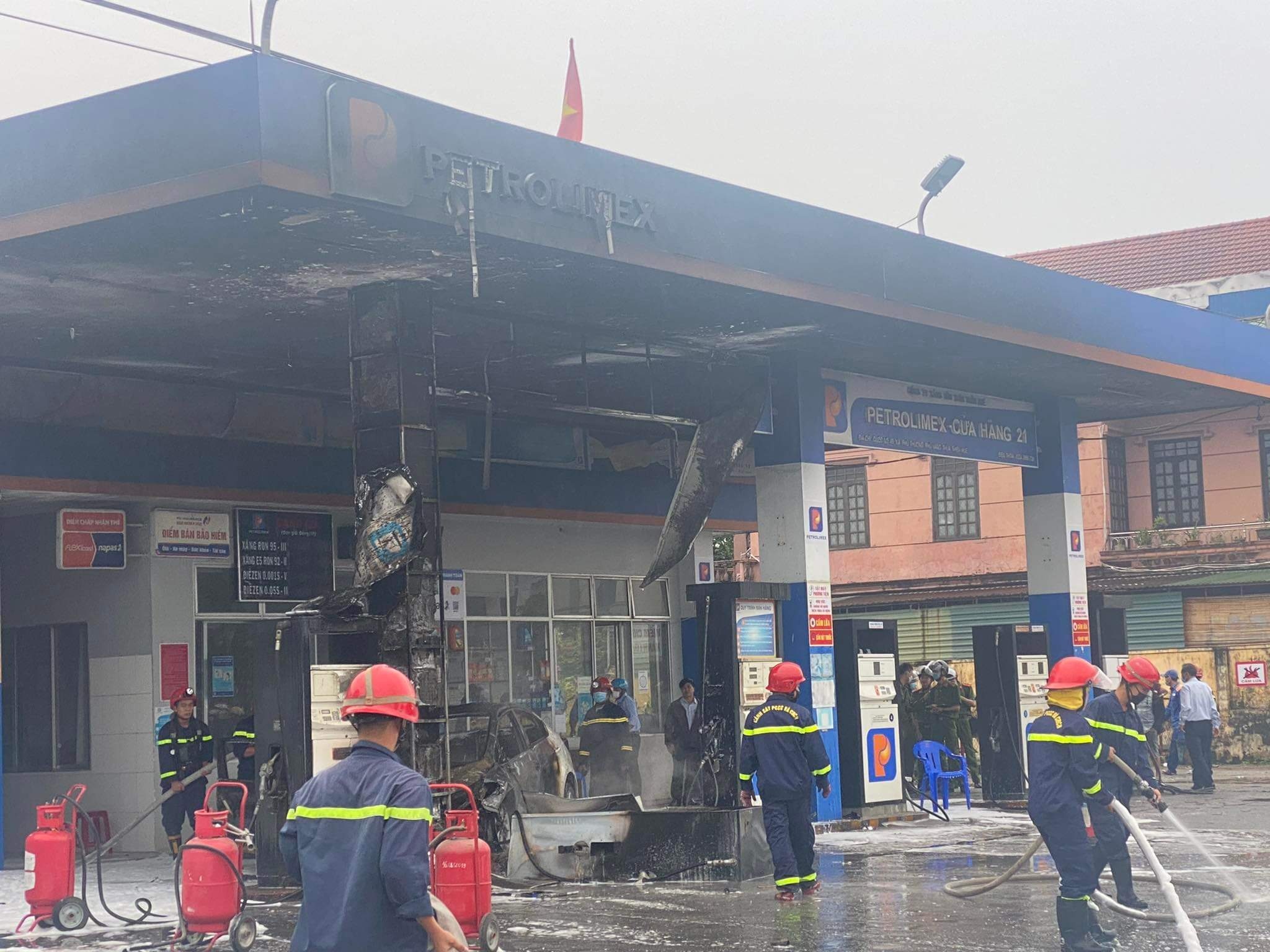 Dap nham chan ga, oto tong vao tru xang gay chay hinh anh