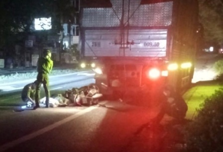 Xe may tong duoi xe tai, mot nguoi tu vong hinh anh