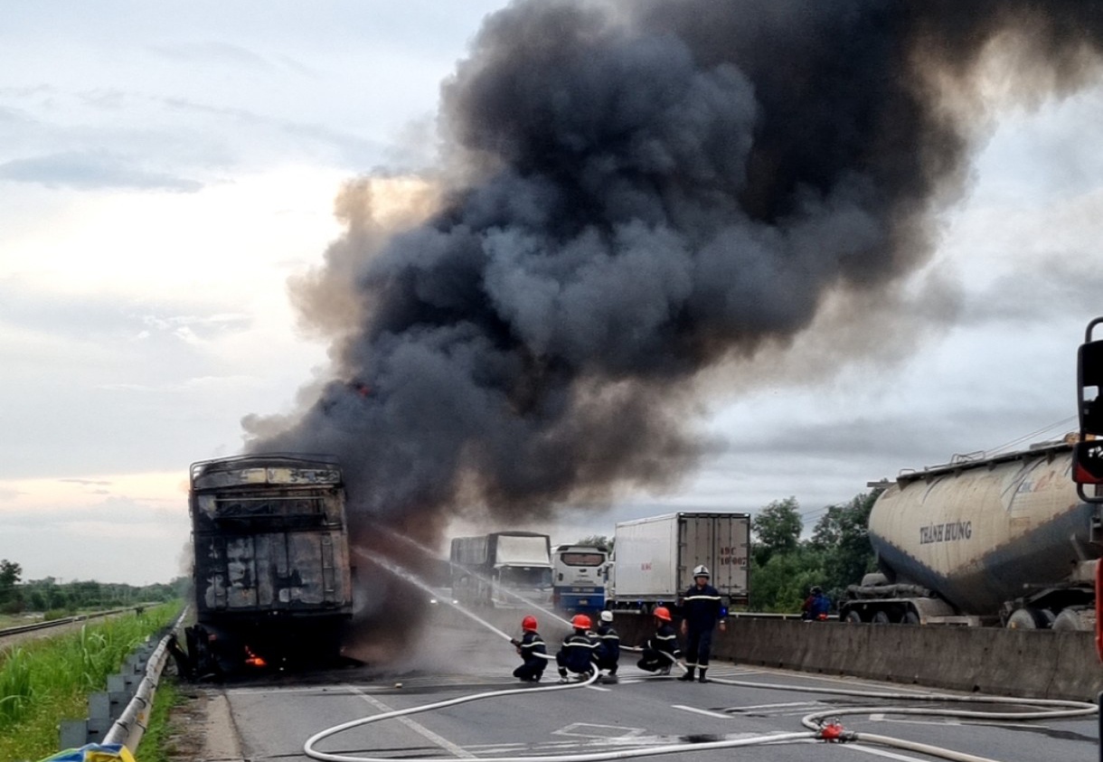 Xe dau keo boc chay anh 1