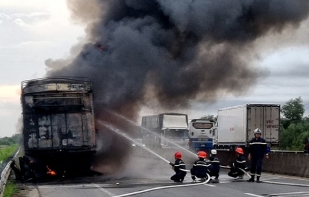 Xe dau keo cho oto boc chay tren quoc lo 1 hinh anh