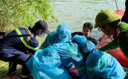 Tim thay thi the nguoi dan ong mat tich o song Hieu hinh anh