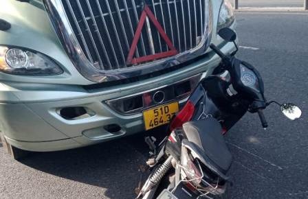 Hai vo chong di xe may bi container keo le 15 m hinh anh